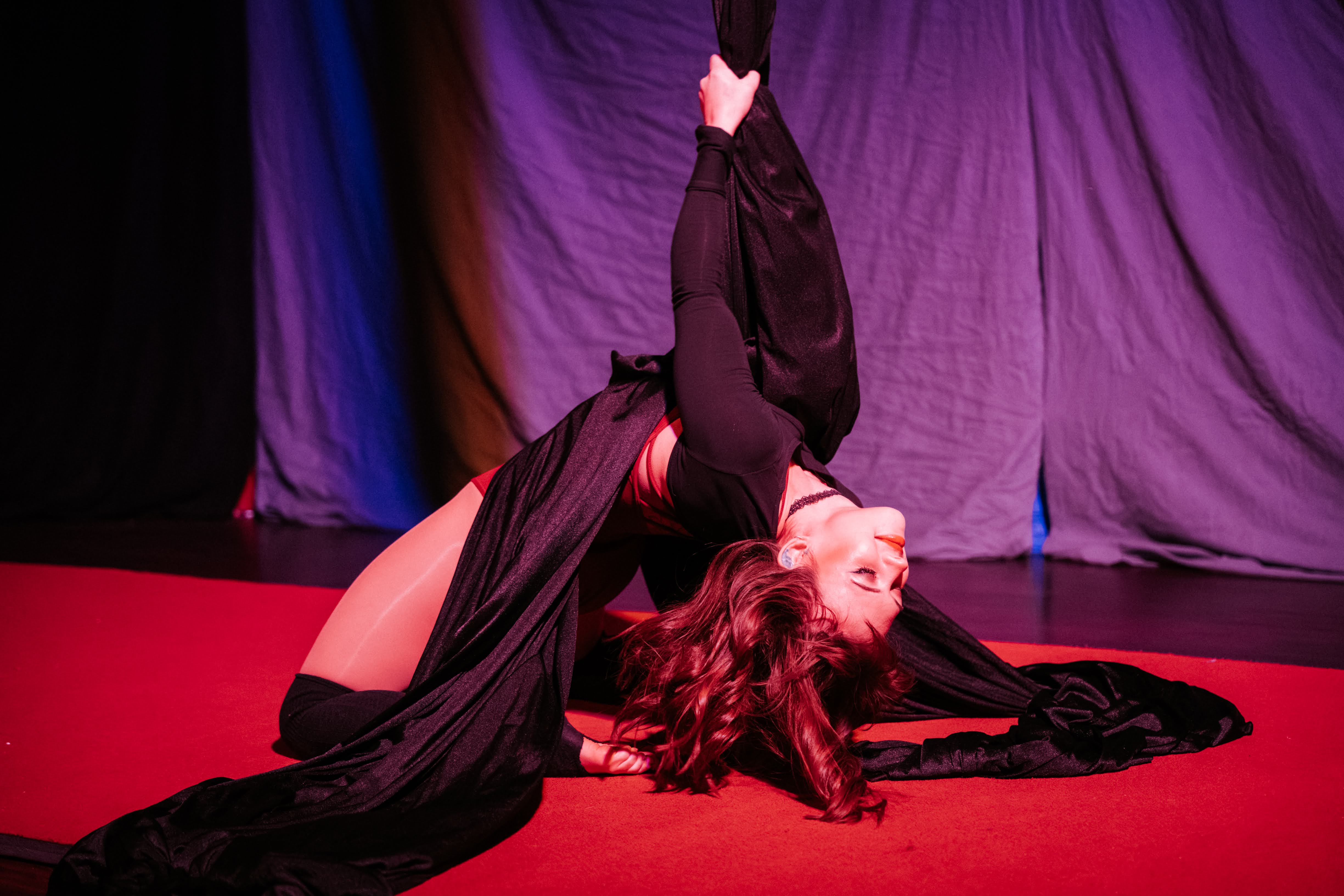 Darya Devotion silks lache aerial performance